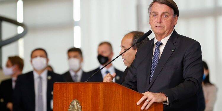 Bolsonaro fala em estender auxílio emergencial até o final do ano