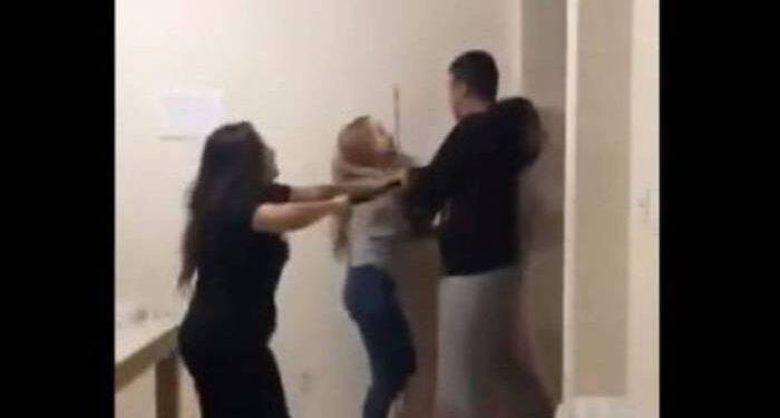 Vídeo: PM agride universitárias com cassetete ao invadir apartamento