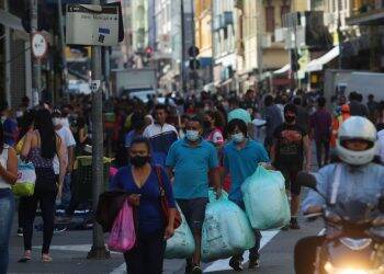 População do Brasil passa de 211,7 milhões de habitantes, estima IBGE