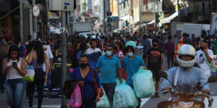 População do Brasil passa de 211,7 milhões de habitantes, estima IBGE