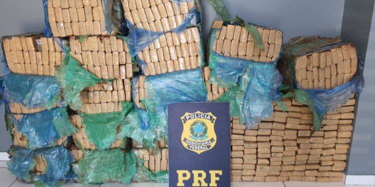 Em fim de semana gelado, PRF apreende quase uma tonelada de maconha no Paraná