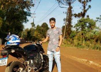 Motociclista morre ao colidir contra poste na Avenida Paraná