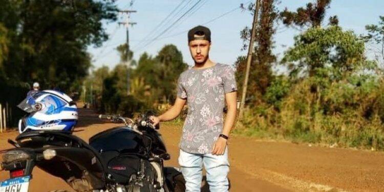 Motociclista morre ao colidir contra poste na Avenida Paraná
