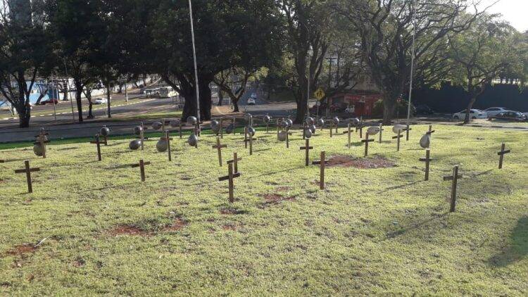 Cruzes lembram as 56 mortes por Covid-19 em Foz do Iguaçu