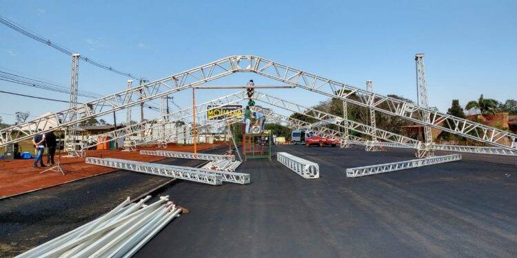 Palanque onde Bolsonaro deve discursar em Foz do Iguaçu já está sendo montado