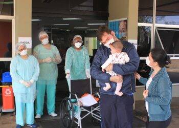 Pacientes vencem a covid-19 e têm reencontros emocionantes com a família em Foz