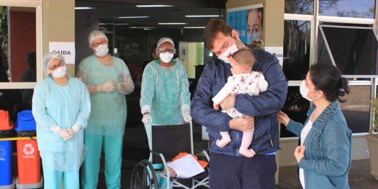 Pacientes vencem a covid-19 e têm reencontros emocionantes com a família em Foz
