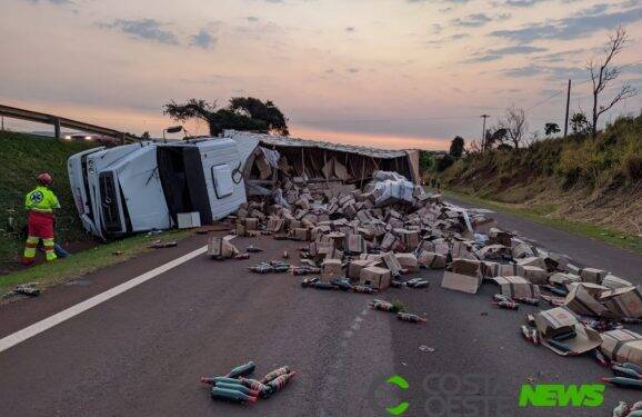 Caminhão carregado de vinho tomba na BR-277, entre São Miguel e Medianeira