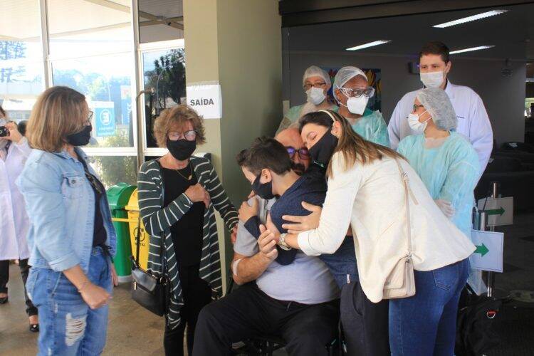 Pacientes vencem a covid-19 e têm reencontros emocionantes com a família em Foz