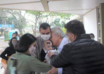 Empresário de 70 anos vence a covid-19 e tem reencontro emocionante com a família