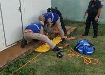Homem leva quatro tiros e invade escola para se salvar no Lagoa Dourada
