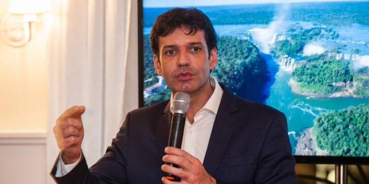 Linha de crédito para guias de turismo estará disponível em 10 dias, disse ministro