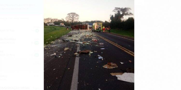Acidente entre caminhões deixa cinco feridos na BR 277