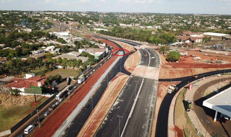 Ecocataratas fecha acesso à BR-277 próximo ao viaduto no Parque Presidente II