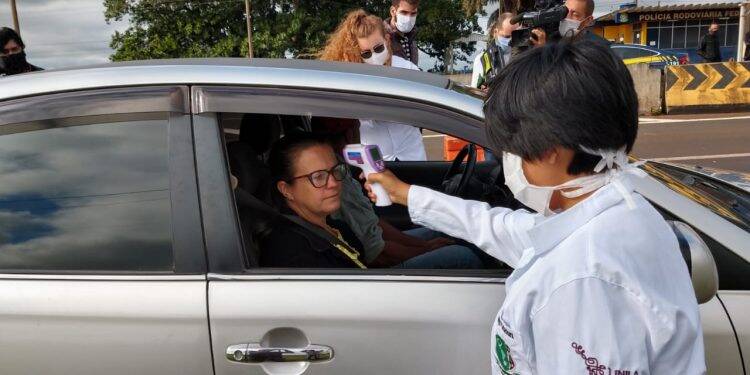 Quase 35 mil pessoas passaram pelas barreiras sanitárias nas entradas de Foz do Iguaçu