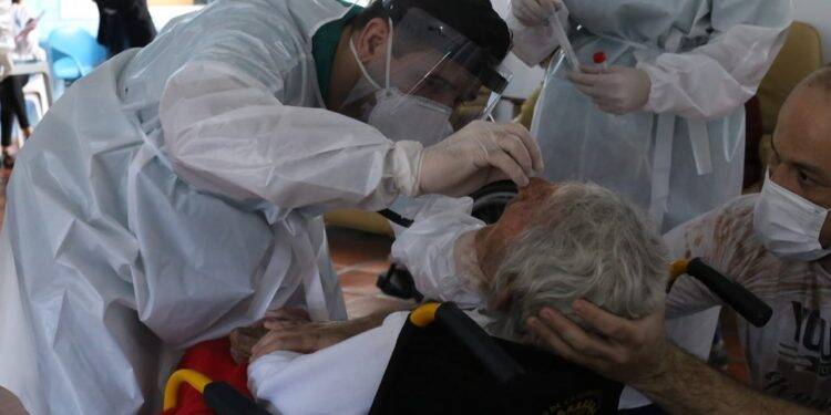 Saúde realiza testes para Covid-19 em instituições de longa permanência para idosos