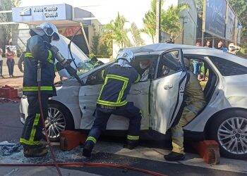 Mulher fica gravemente ferida em acidente entre carro e ônibus na Avenida JK