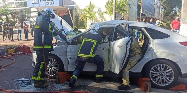 Mulher fica gravemente ferida em acidente entre carro e ônibus na Avenida JK