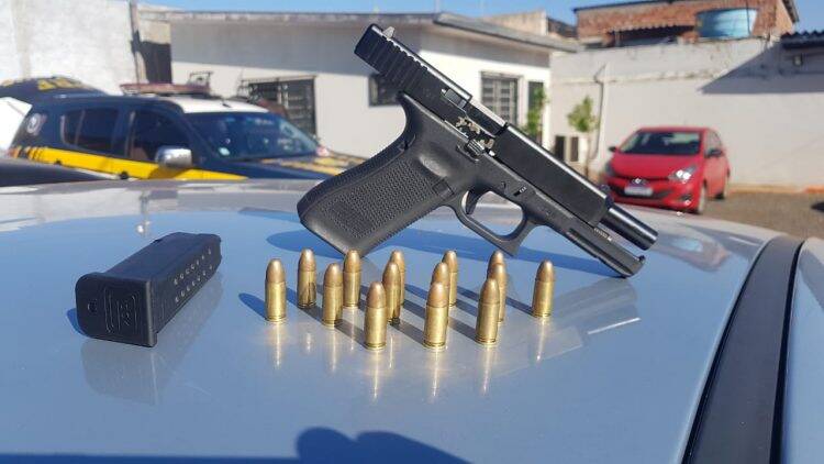 Cadeirante com tornozeleira eletrônica é preso pela PRF com pistola 9mm