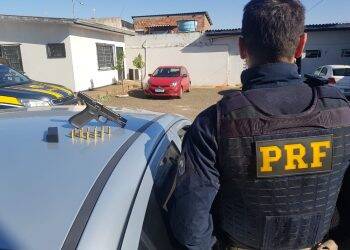 Cadeirante com tornozeleira eletrônica é preso pela PRF com pistola 9mm