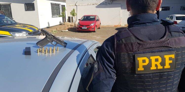 Cadeirante com tornozeleira eletrônica é preso pela PRF com pistola 9mm