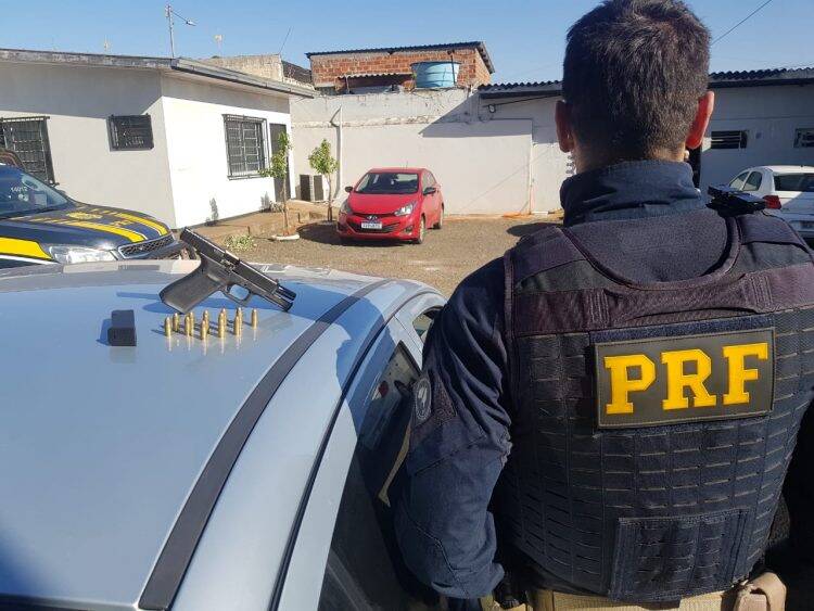 Cadeirante com tornozeleira eletrônica é preso pela PRF com pistola 9mm