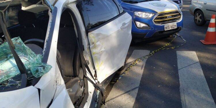 Mulher fica gravemente ferida em acidente entre carro e ônibus na Avenida JK