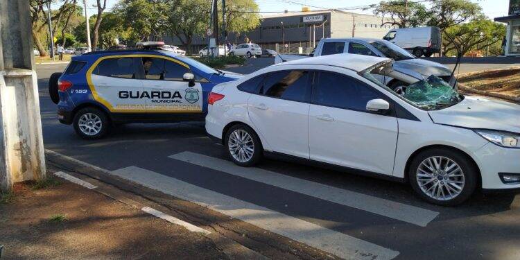 Mulher fica gravemente ferida em acidente entre carro e ônibus na Avenida JK