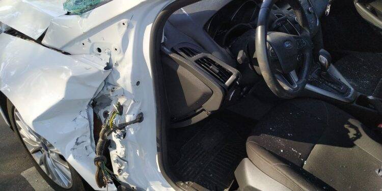 Mulher fica gravemente ferida em acidente entre carro e ônibus na Avenida JK