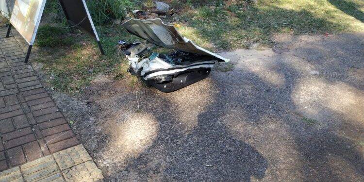 Mulher fica gravemente ferida em acidente entre carro e ônibus na Avenida JK
