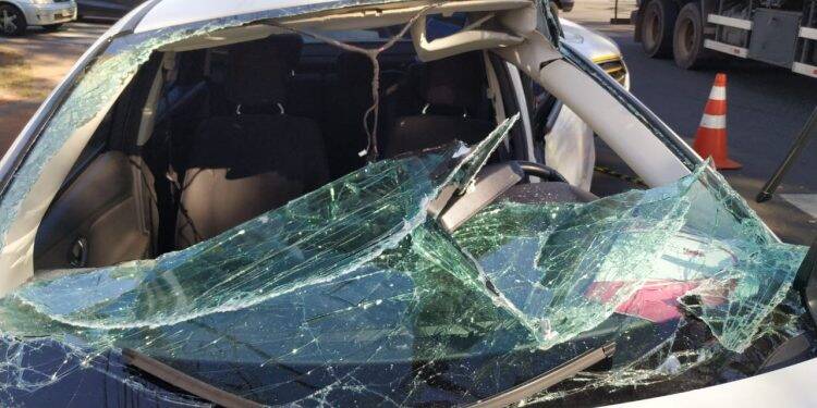 Mulher fica gravemente ferida em acidente entre carro e ônibus na Avenida JK