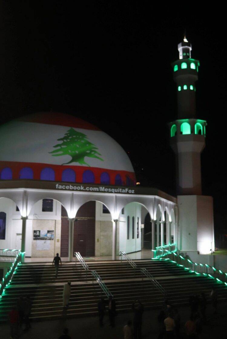 Mesquita é iluminada em solidariedade ao povo libanês