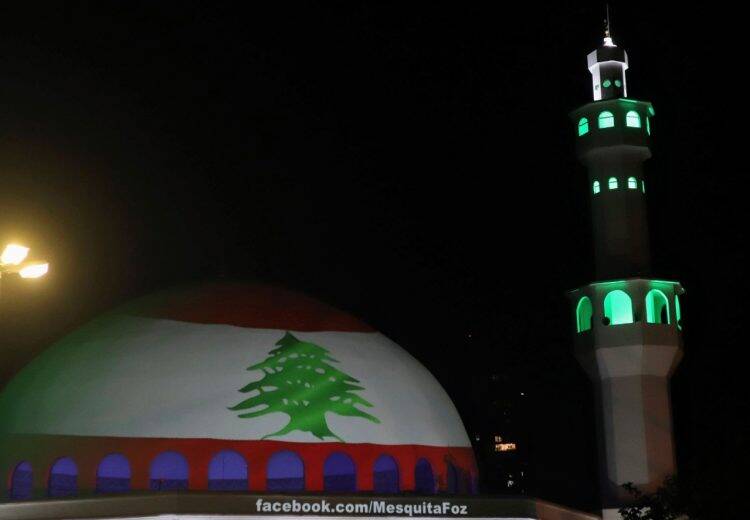 Mesquita é iluminada em solidariedade ao povo libanês