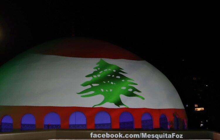 Mesquita é iluminada em solidariedade ao povo libanês