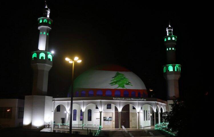 Mesquita é iluminada em solidariedade ao povo libanês