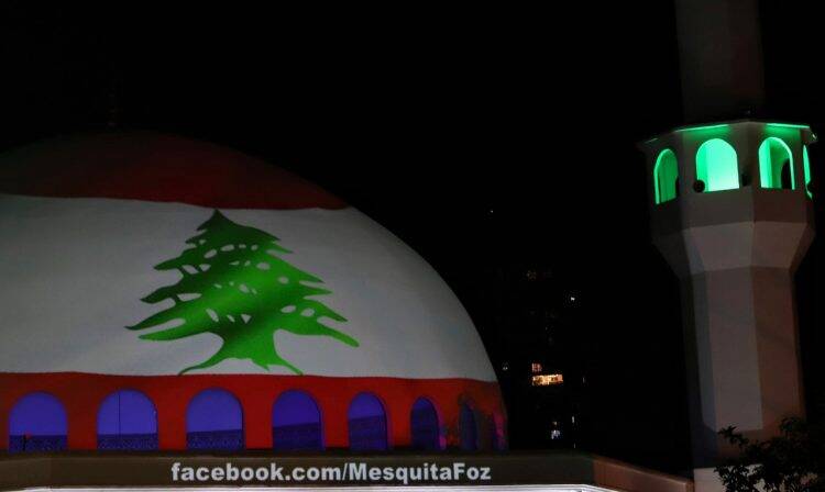 Mesquita é iluminada em solidariedade ao povo libanês