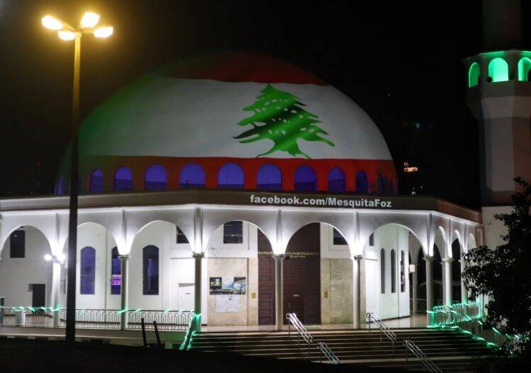Mesquita é iluminada em solidariedade ao povo libanês