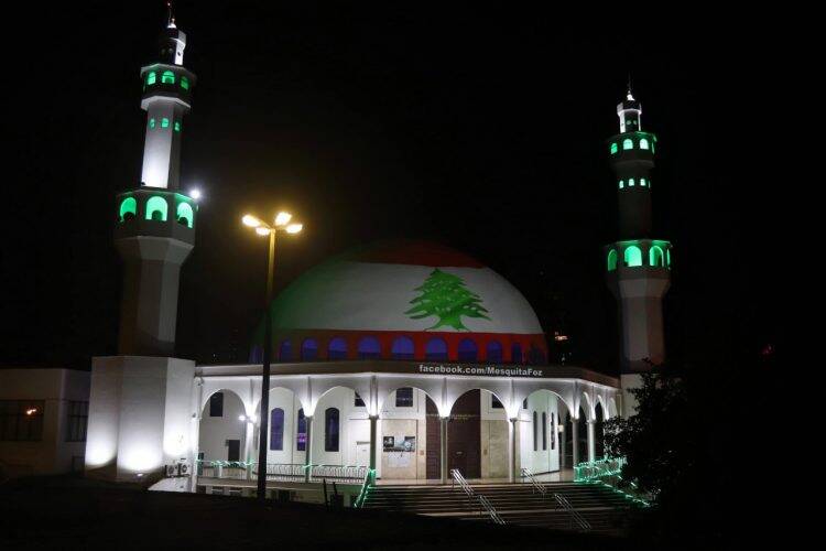 Mesquita é iluminada em solidariedade ao povo libanês