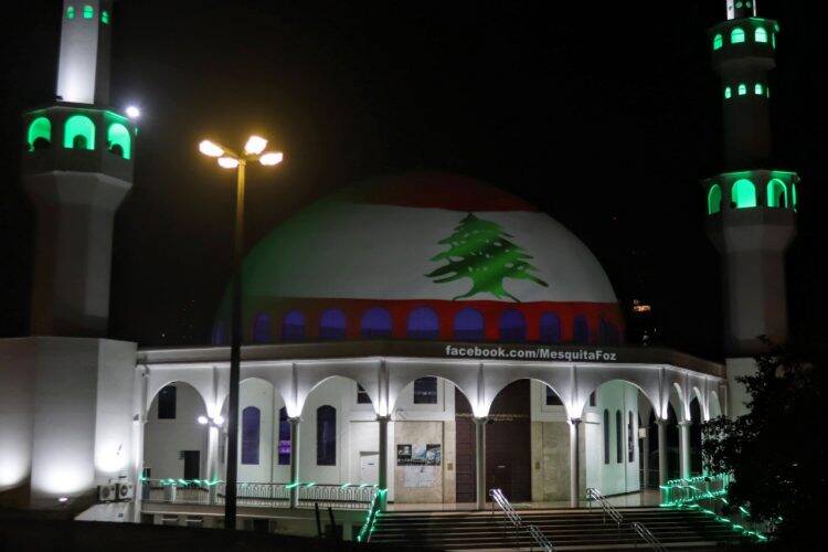 Mesquita é iluminada em solidariedade ao povo libanês