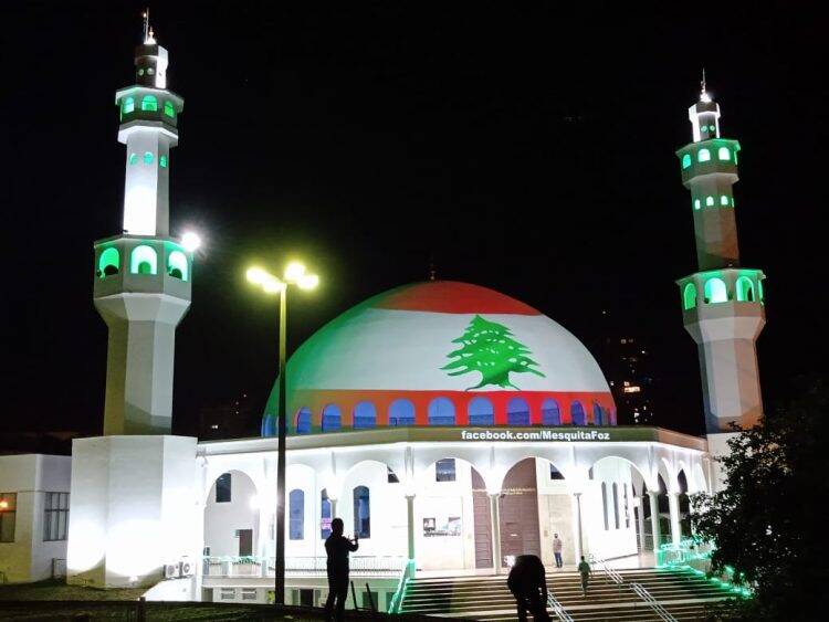 Mesquita é iluminada em solidariedade ao povo libanês