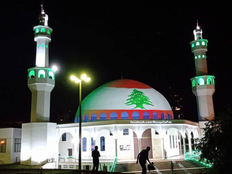 Mesquita é iluminada em solidariedade ao povo libanês