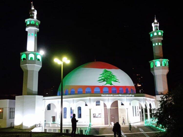 Mesquita é iluminada em solidariedade ao povo libanês