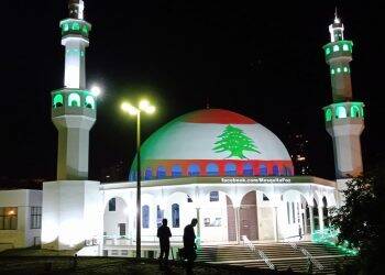 Mesquita é iluminada em solidariedade ao povo libanês