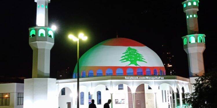 Mesquita é iluminada em solidariedade ao povo libanês