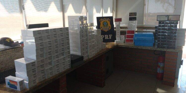 PRF apreende mais de R$ 600 mil em eletrônicos escondidos em carreta em São Miguel