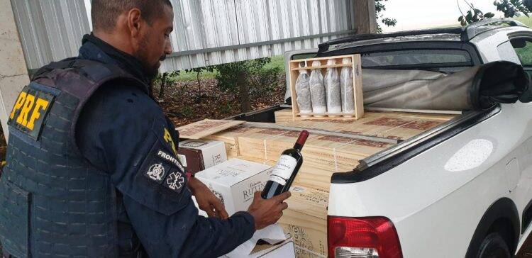 Em Santa Terezinha, PRF apreende vinhos da argentina vindos do sudoeste do Paraná