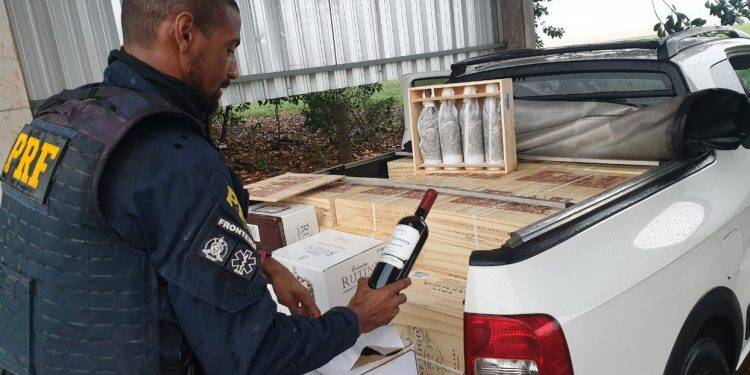 Em Santa Terezinha, PRF apreende vinhos da argentina vindos do sudoeste do Paraná