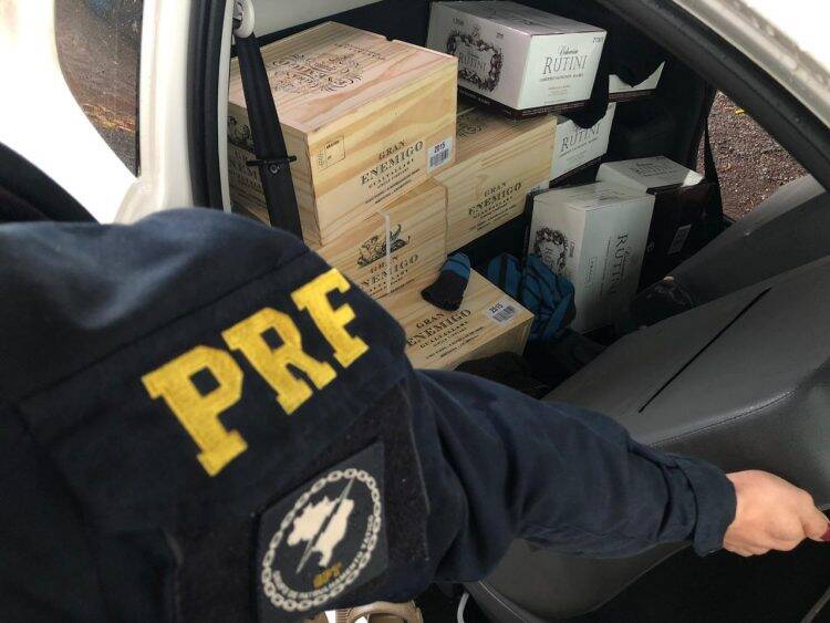 Em Santa Terezinha, PRF apreende vinhos da argentina vindos do sudoeste do Paraná