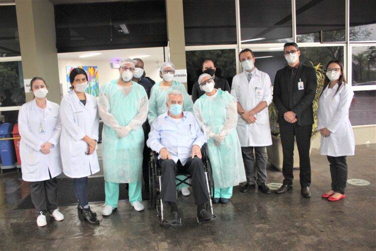 Empresário de 70 anos vence a covid-19 e tem reencontro emocionante com a família