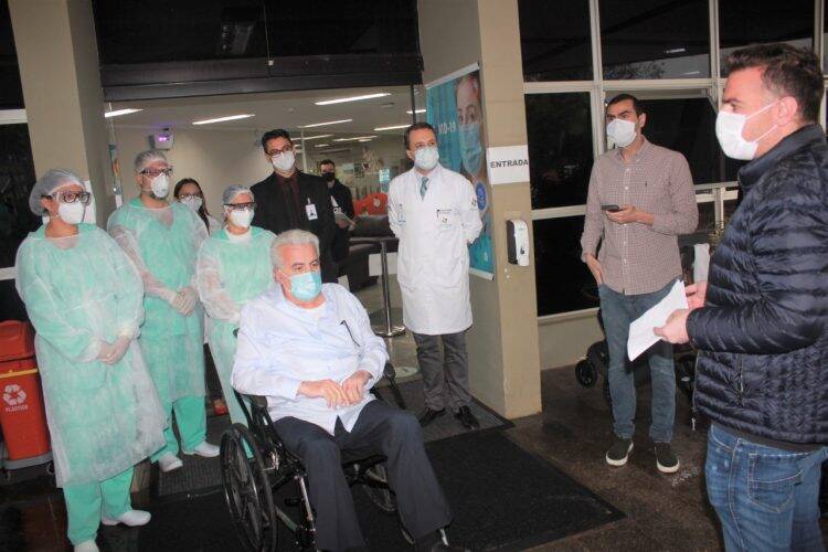 Empresário de 70 anos vence a covid-19 e tem reencontro emocionante com a família